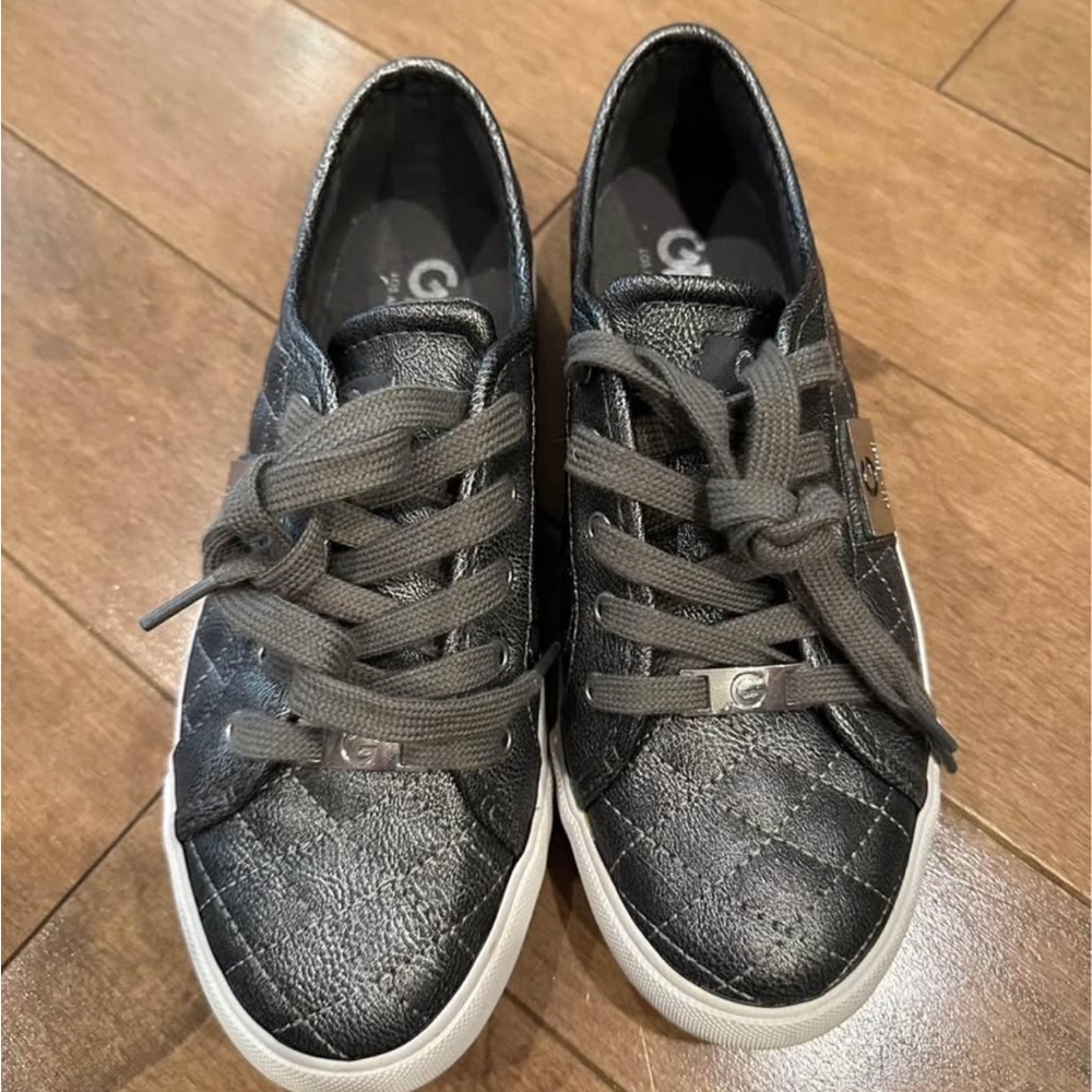 G by Guess casual Gray Quilted Sneaker Size 8 Stylish Gray Quilted Sneakers